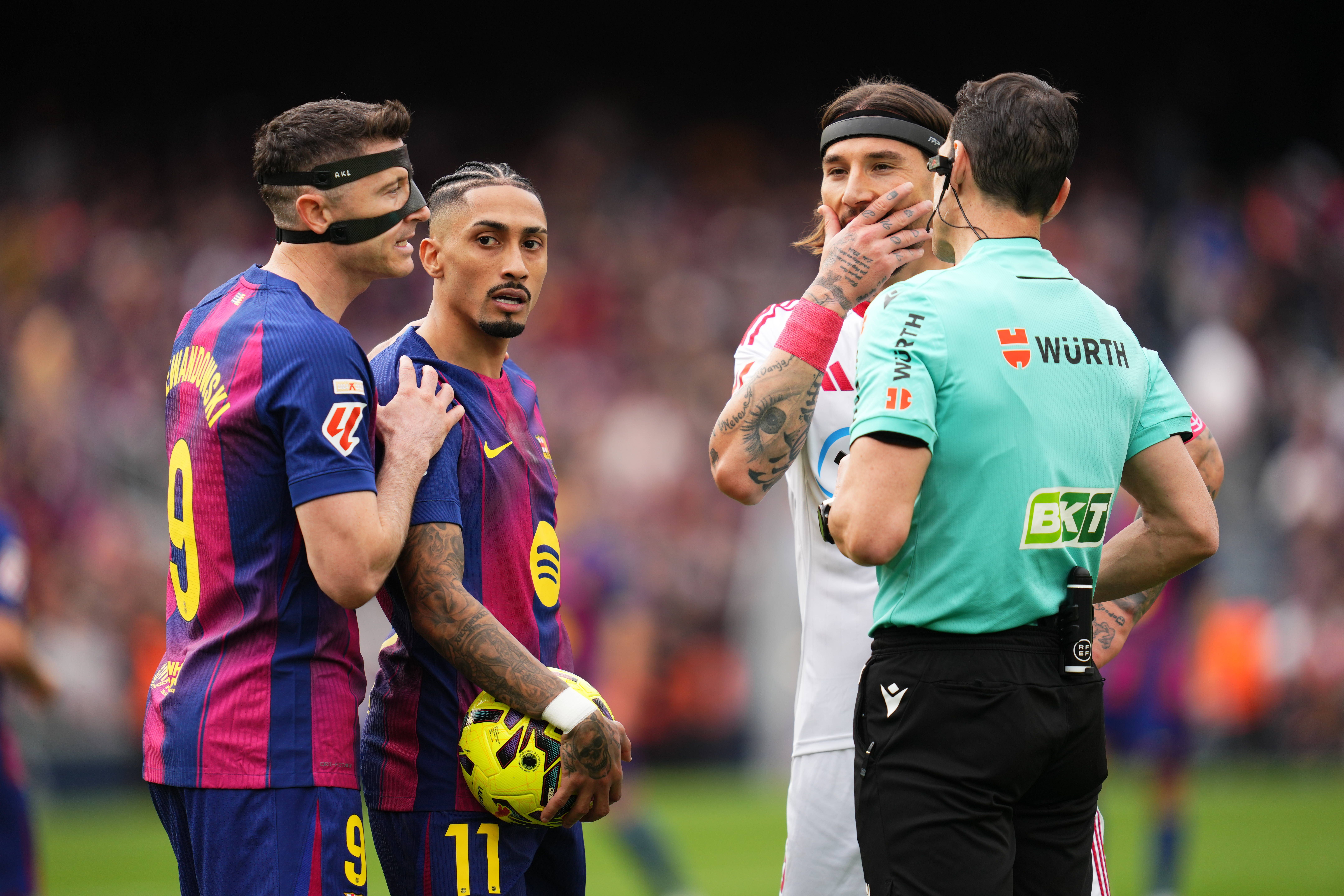 El vestuario del Sevilla, autocrítico pero claro: "No se pueden regalar dos penaltis al Barcelona"