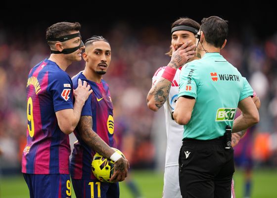 El vestuario del Sevilla, autocrítico pero claro: "No se pueden regalar dos penaltis al Barcelona"