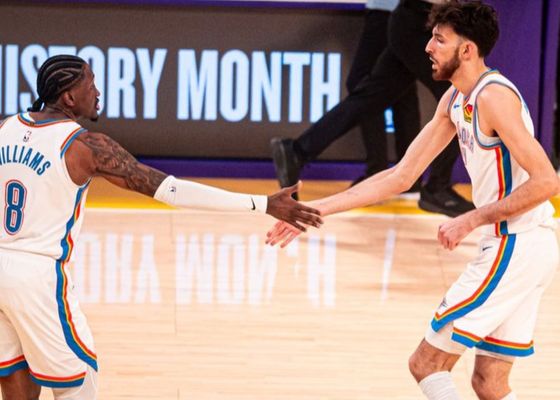LeBron James no sostiene a los Lakers en una noche de peleas y expulsados