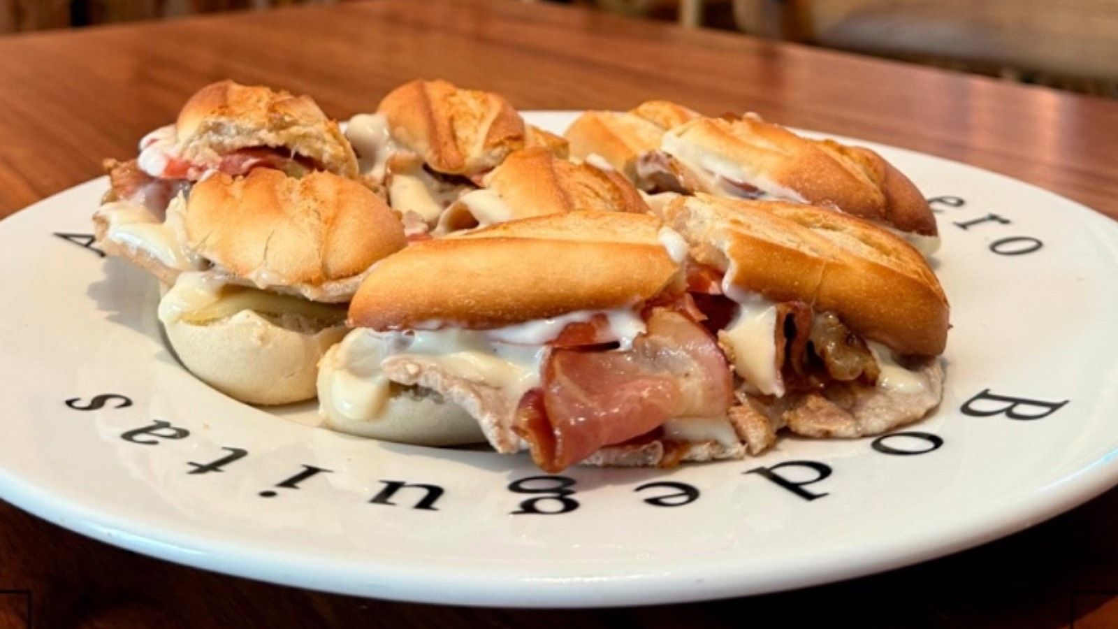 Bares donde comer los mejores motadidos de Sevilla: Pringá, piripi, mantecaito... 
