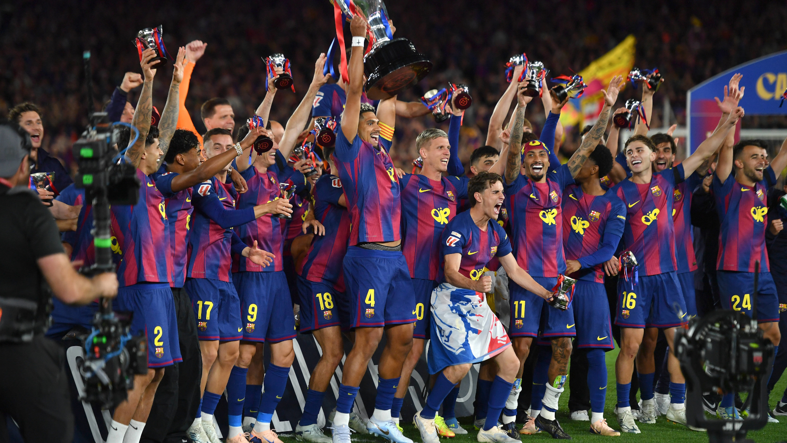 La afición del Barcelona 'se lleva' al Real Madrid del Camp Nou a la plaza Cataluña