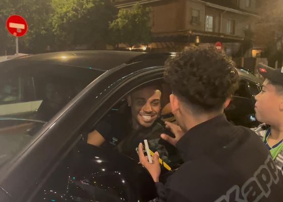 Natan se va de fiesta: cánticos del Betis a todo volumen y los béticos pidiendo su renovación