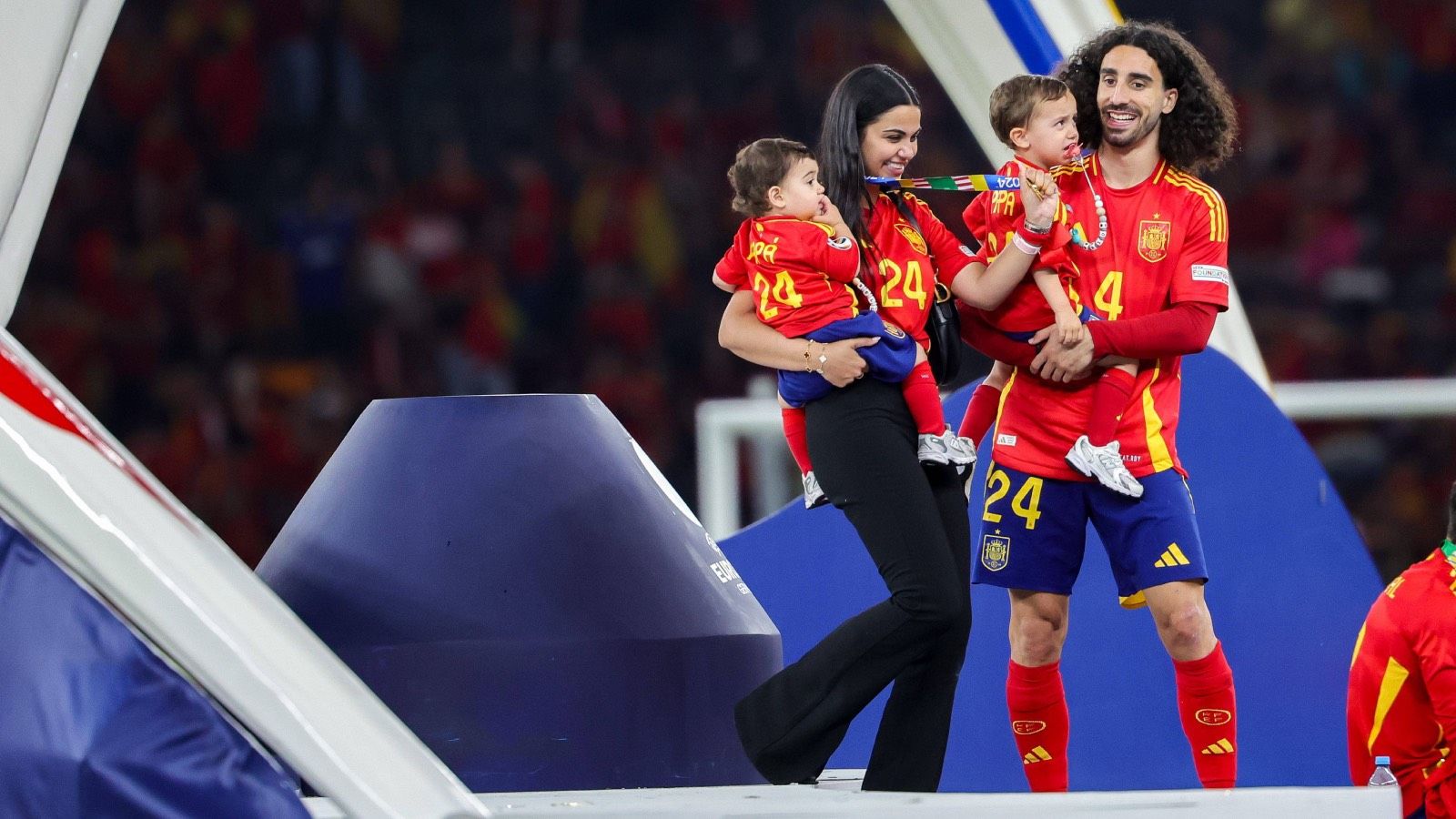 Cucurella se pasa el juego y Navas no aguanta: Nos metemos en la celebración de España tras la Eurocopa
