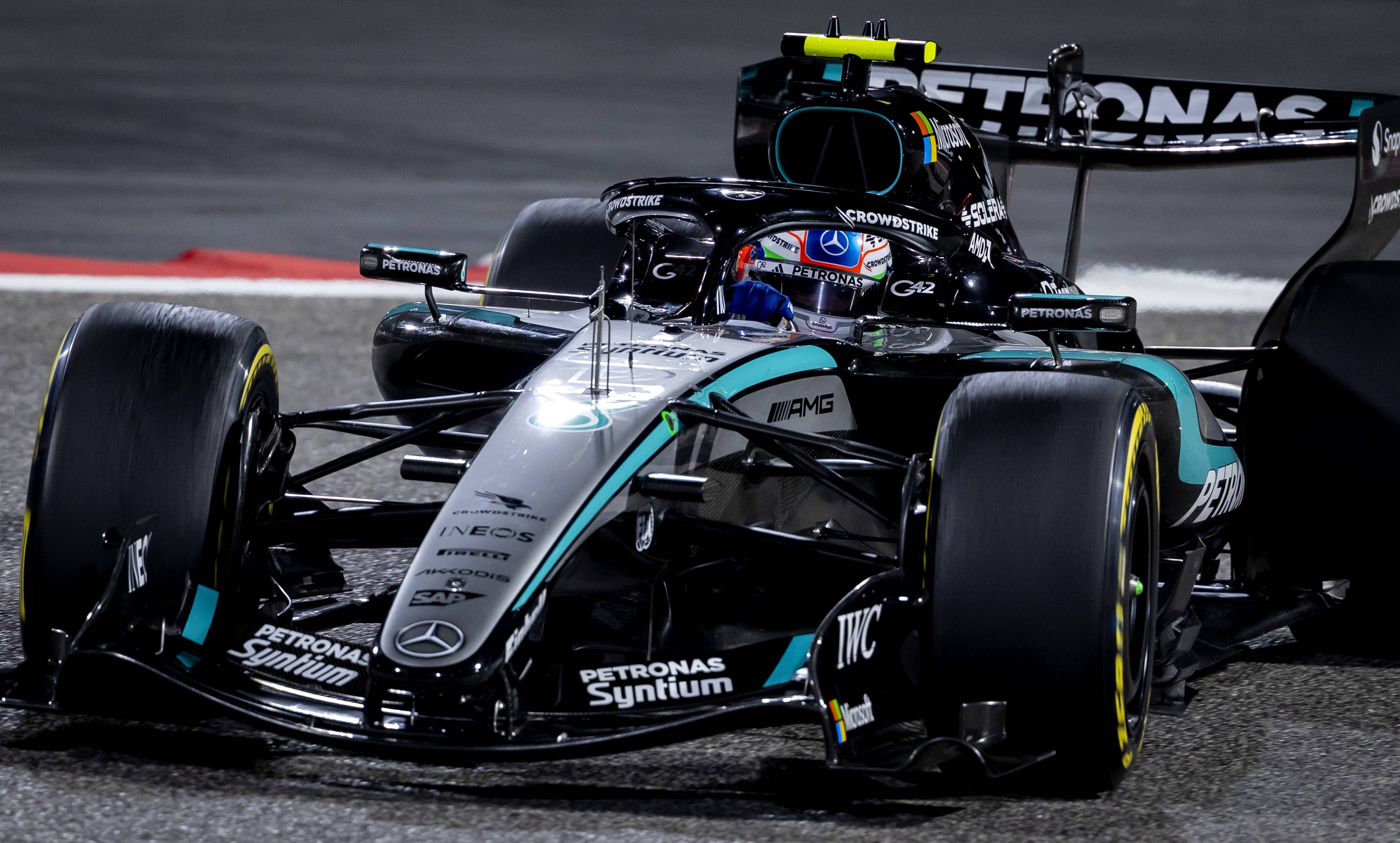 Mercedes cierra los tests con una exhibición y Aston Martin es un drama