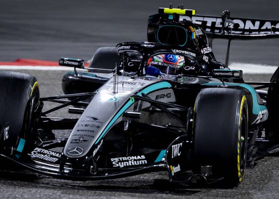 Mercedes cierra los tests con una exhibición y Aston Martin es un drama