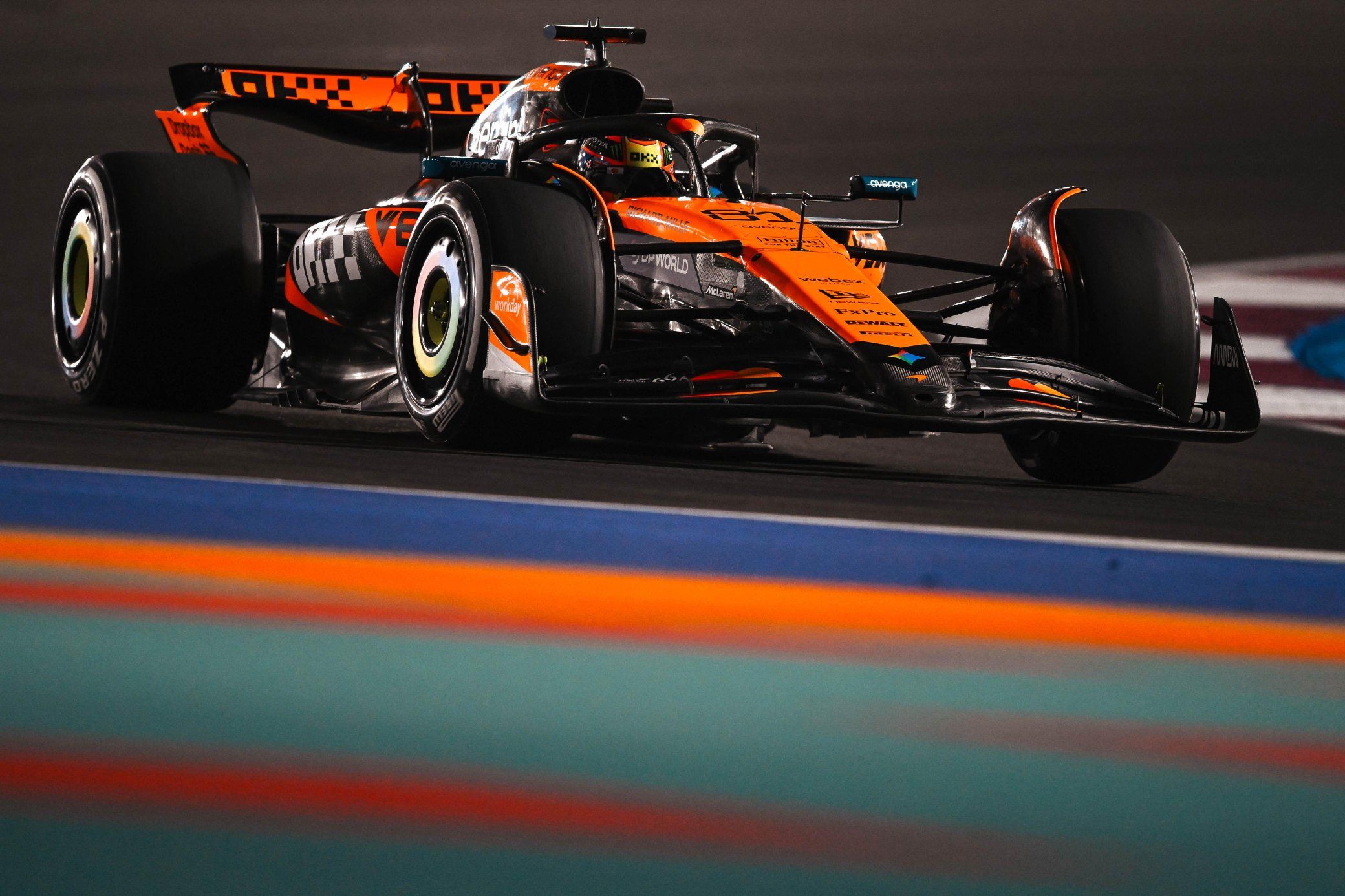 McLaren despierta a tiempo en Qatar, Alonso y Sainz ilusionan