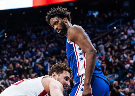 Joel Embiid se lesiona y los Sixers empiezan a preocuparse