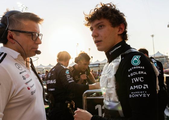 Kimi Antonelli se pone 'gallito' y Mercedes le contesta