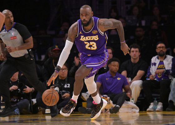 LeBron James estalla tras perder cuando le preguntan por las opciones de los Lakers: "No, no puedo hacer eso. No es mi mentalidad"