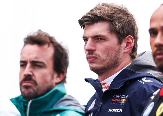 Mercedes acerca a Verstappen a Aston Martin, y a Fernando Alonso a la retirada