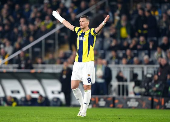 Edin Dzeko ‘pasa’ de Manolo González 