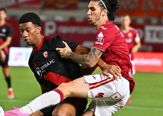 Real Murcia 1-1 Sevilla Atlético: Noche de tensiones, revisiones de mini VAR y reparto amargo