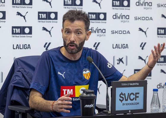 Corberán no piensa tirar la Copa: "Es una competición históricamente importante para el Valencia"
