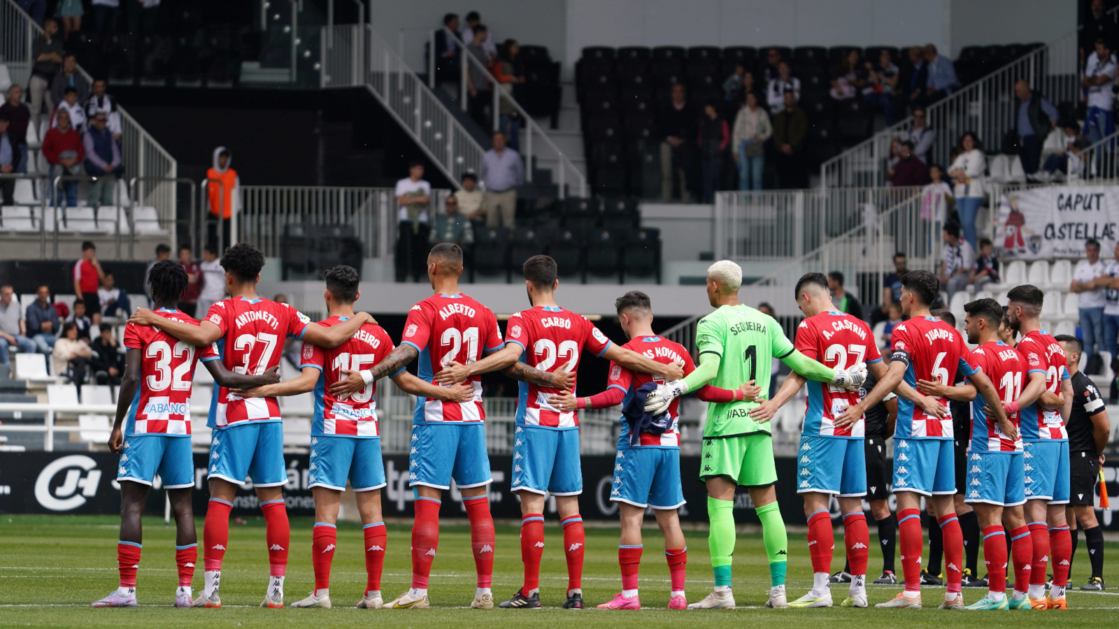 Susto en Segunda División por la caída de un muro