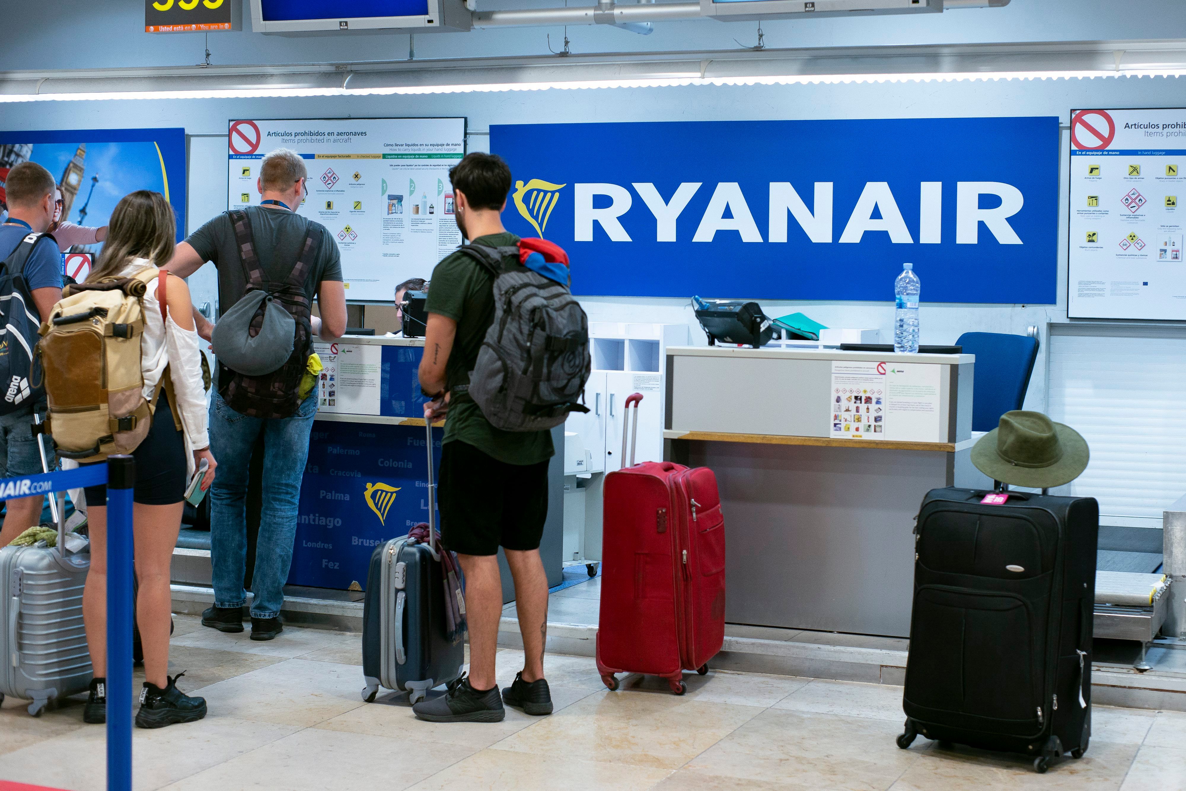 ¿Te has pasado con el tamaño de tu maleta? Así Ryanair premia a sus trabajadores por detectarlo