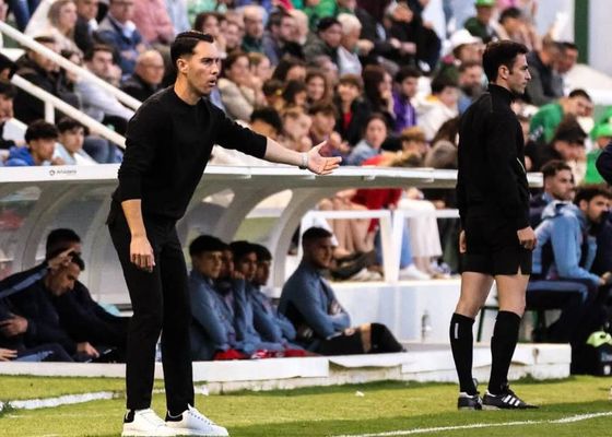 El mes decisivo para Javi Medina con el Antequera: su compromiso, el interés de Segunda y un posible regreso al Betis