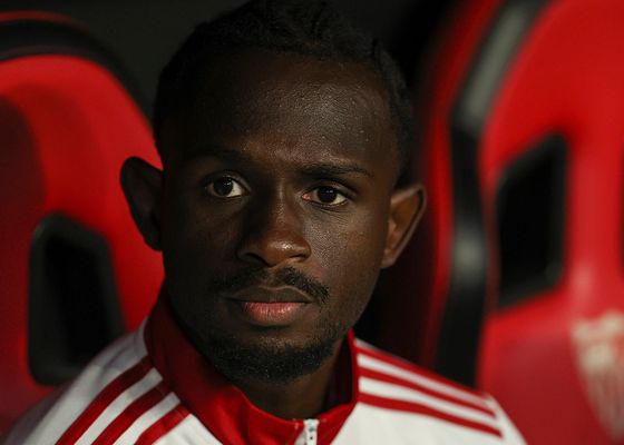 García Plaza decide el rol de Nianzou en el Sevilla tras la expulsión en su debut 