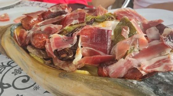 El pueblo andaluz donde la carne se sirve en patas de jamón