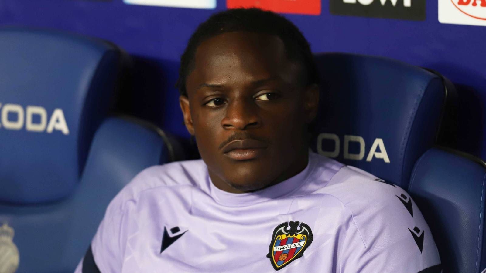 El bajón de Etta Eyong en el Levante: un mano a mano ante Dmitrovic que evidencia su crisis goleadora