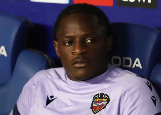 El bajón de Etta Eyong en el Levante: un mano a mano ante Dmitrovic que evidencia su crisis goleadora
