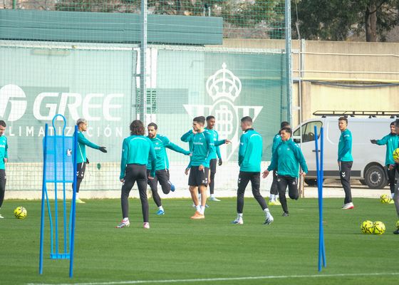 Una preocupación recurrente en el Betis y una lista de convocados para Oviedo sin novedades, en lo bueno ni en lo malo 