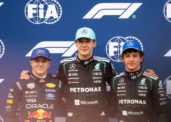 Russell golpea primero, Verstappen se estrella y Alonso se queda en la Q1