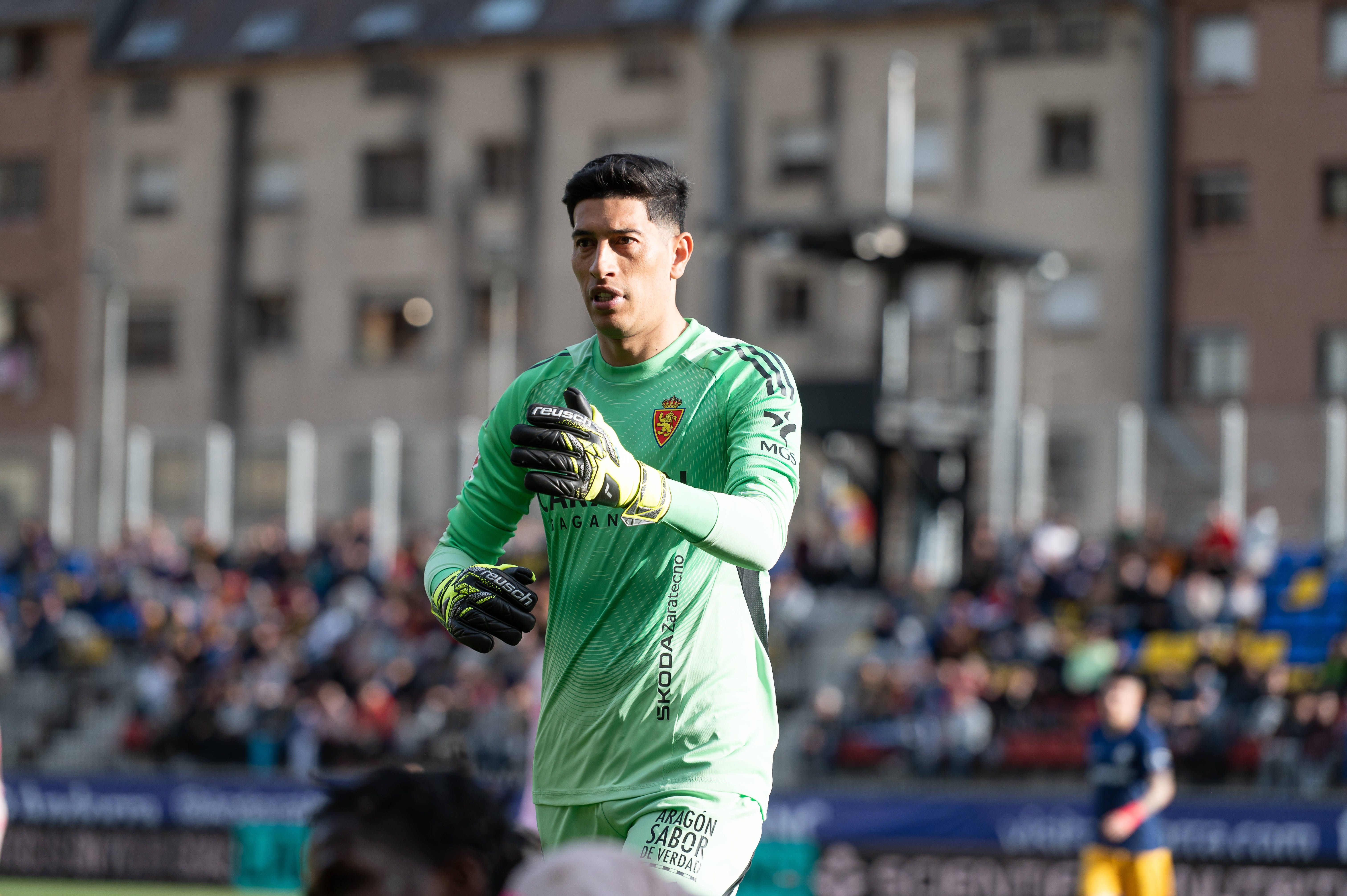 Esteban Andrada, portero del Real Zaragoza, agrede con un puñetazo a Jorge Pulido, capitán del Huesca, tras el choque de El Alcoraz