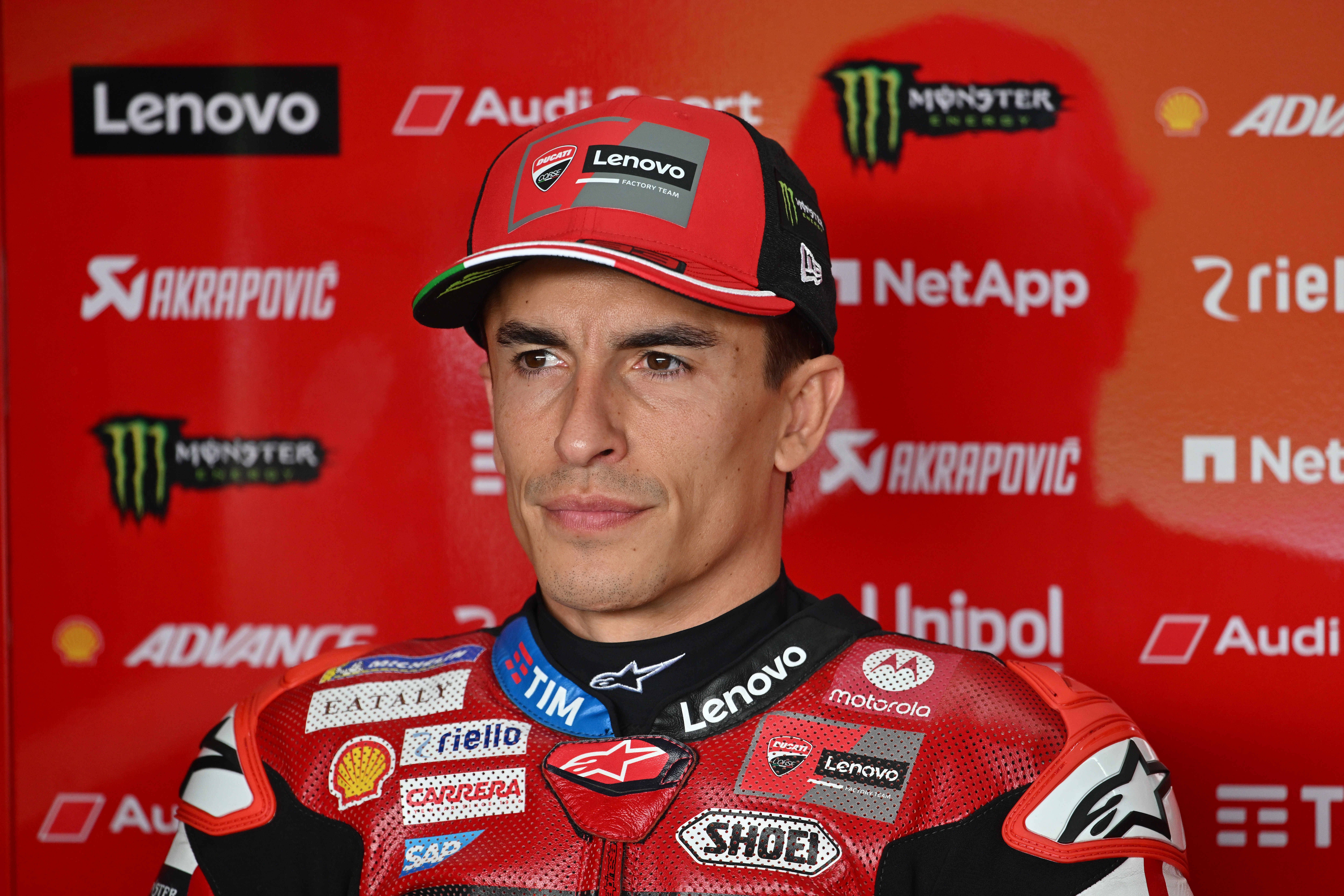 Marc Márquez se cae, señala el problema del circuito y avisa: ''Soy el tercer favorito''