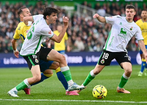 El Racing de Santander tira la bomba en LaLiga Hypermotion: el Castellón beneficiado, Las Palmas perjudicada y el Deportivo de La Coruña al acecho