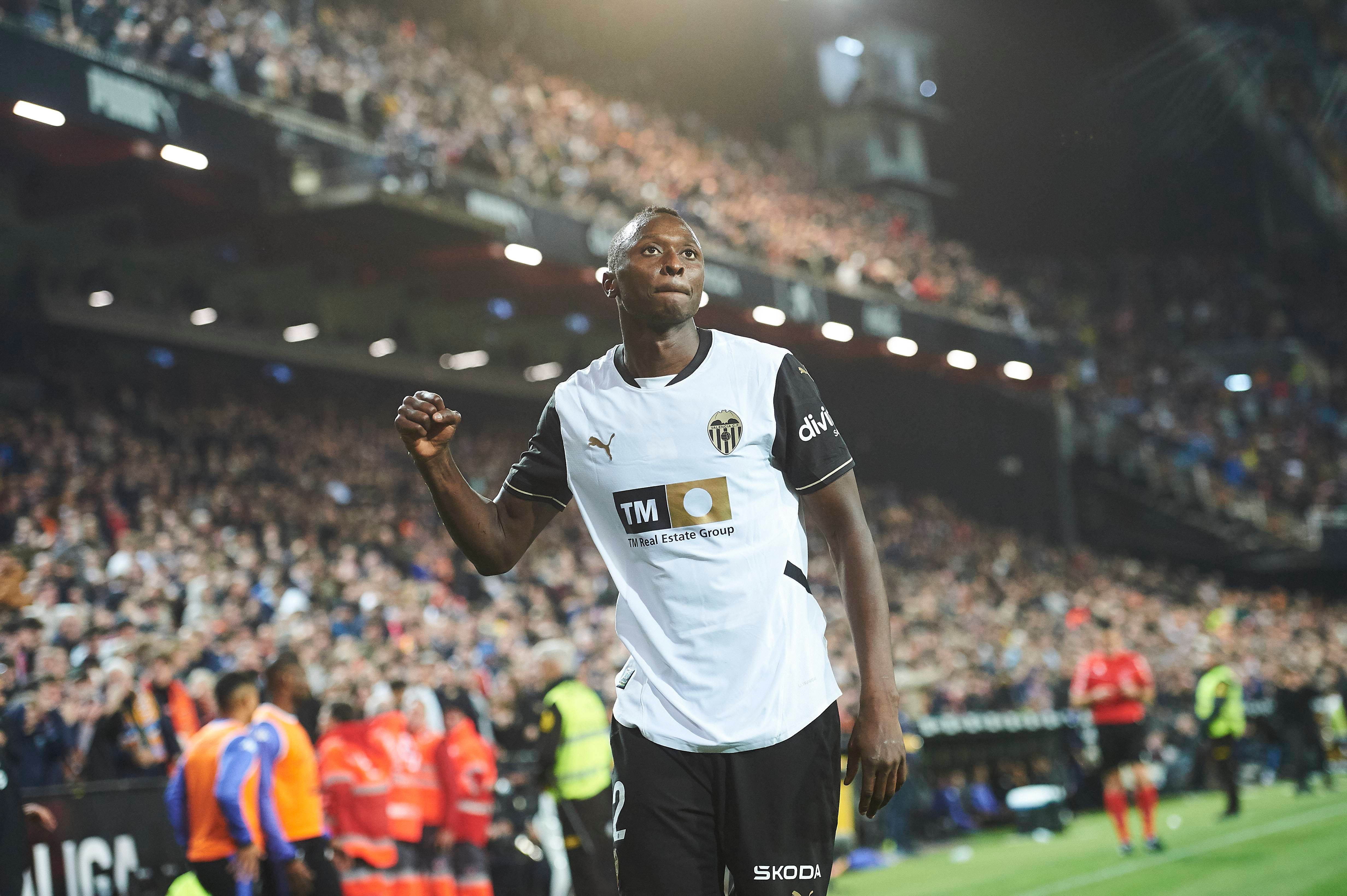 Lo que rodea al fichaje de Sadiq: De los 750.000 euros por la Bota de Oro y el medio kilo por ser Pichichi al traspaso al Valencia
