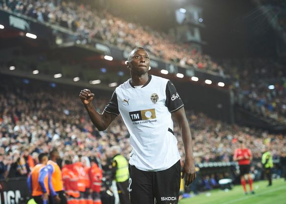 Lo que rodea al fichaje de Sadiq: De los 750.000 euros por la Bota de Oro y el medio kilo por ser Pichichi al traspaso al Valencia