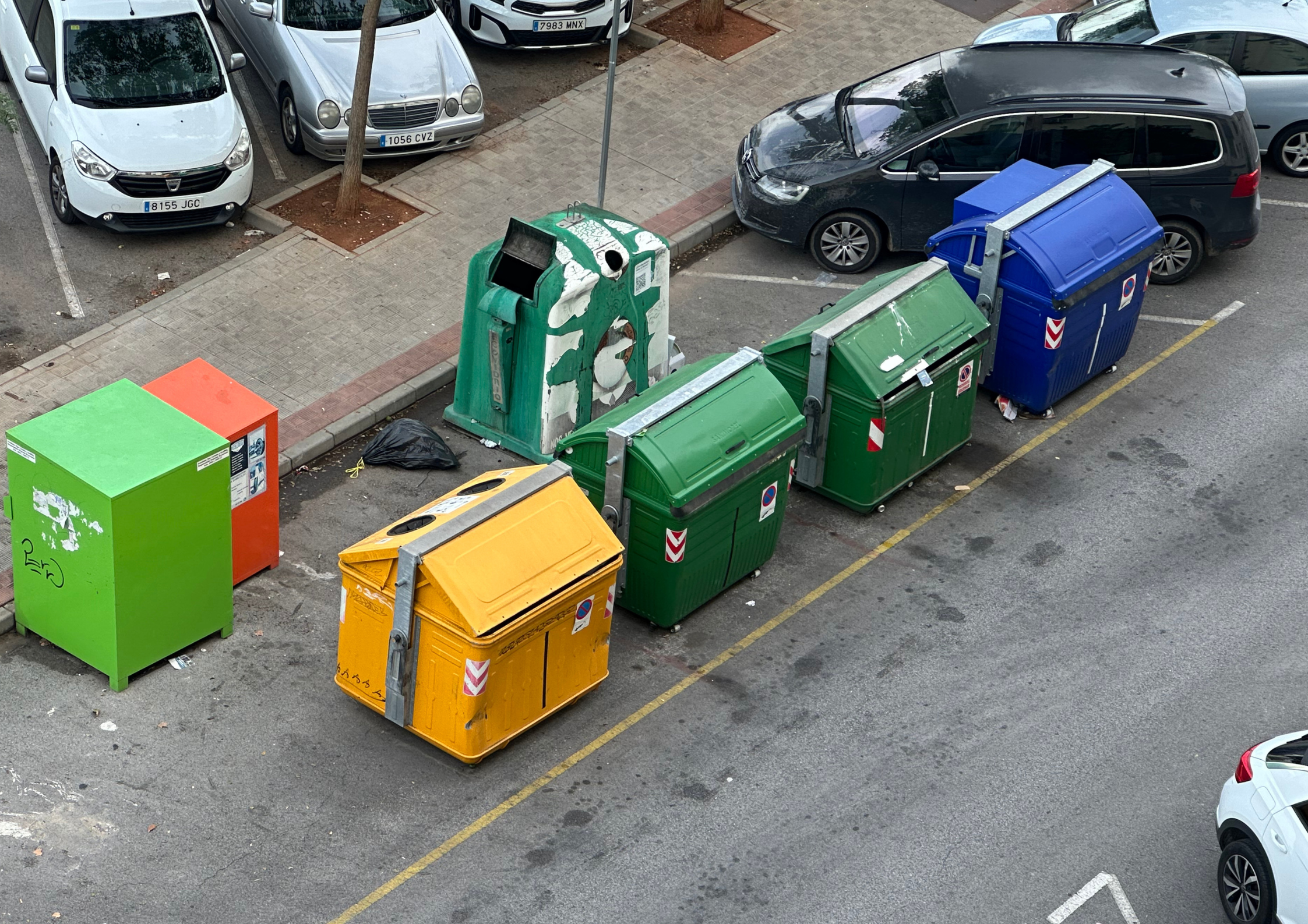 Tirar la basura en Sevilla fuera de horario puede acarrear multas de 750 euros