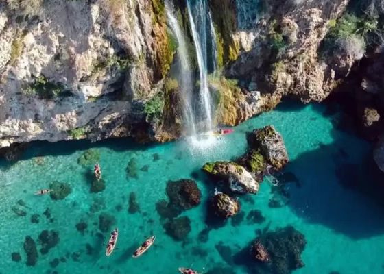 La cascada más grande de Andalucía que desemboca en el mar: un tesoro escondido