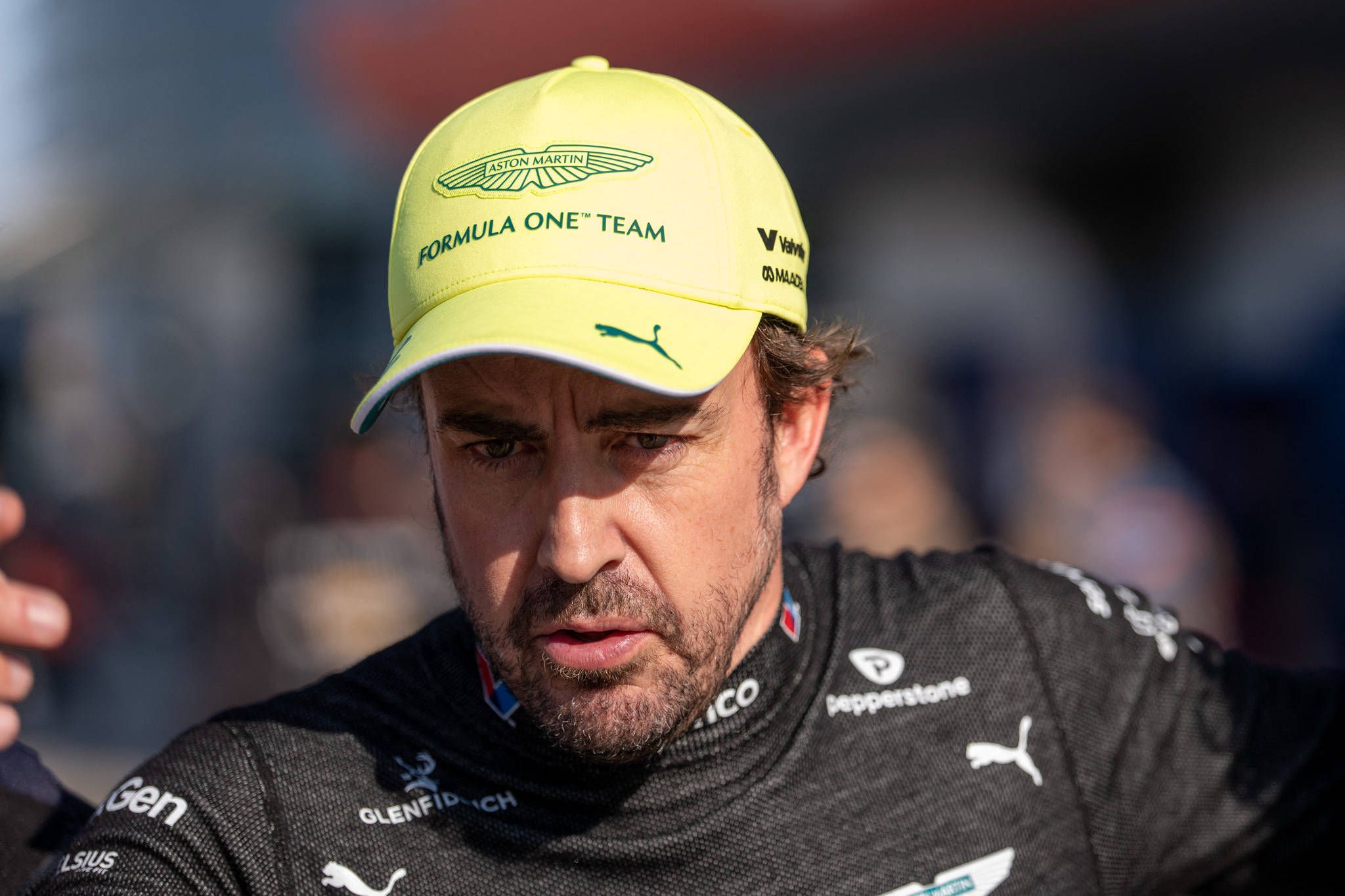Fernando Alonso enciende una mínima luz para Aston Martin