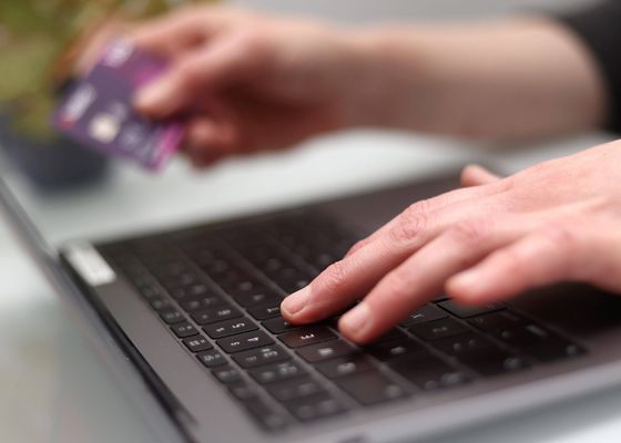 ‘Reembolso’ o ‘rembolso’? Esta es la forma correcta según la RAE 