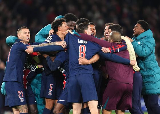 La  afición se moja: 'El PSG gana la Champions League'