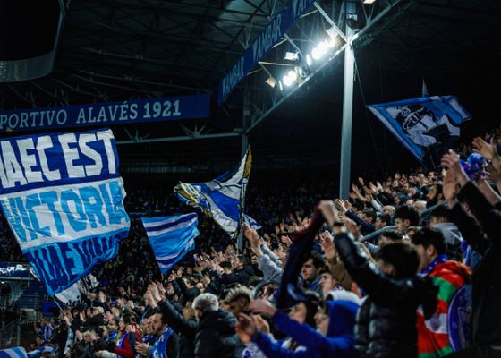 El Alavés se expone a una multa tras el lanzamiento de un objeto a un asistente ante el Villarreal