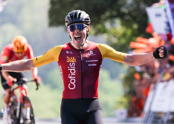 El español Aranburu se corona en la cuarta etapa de la Itzulia tras un final apasionante