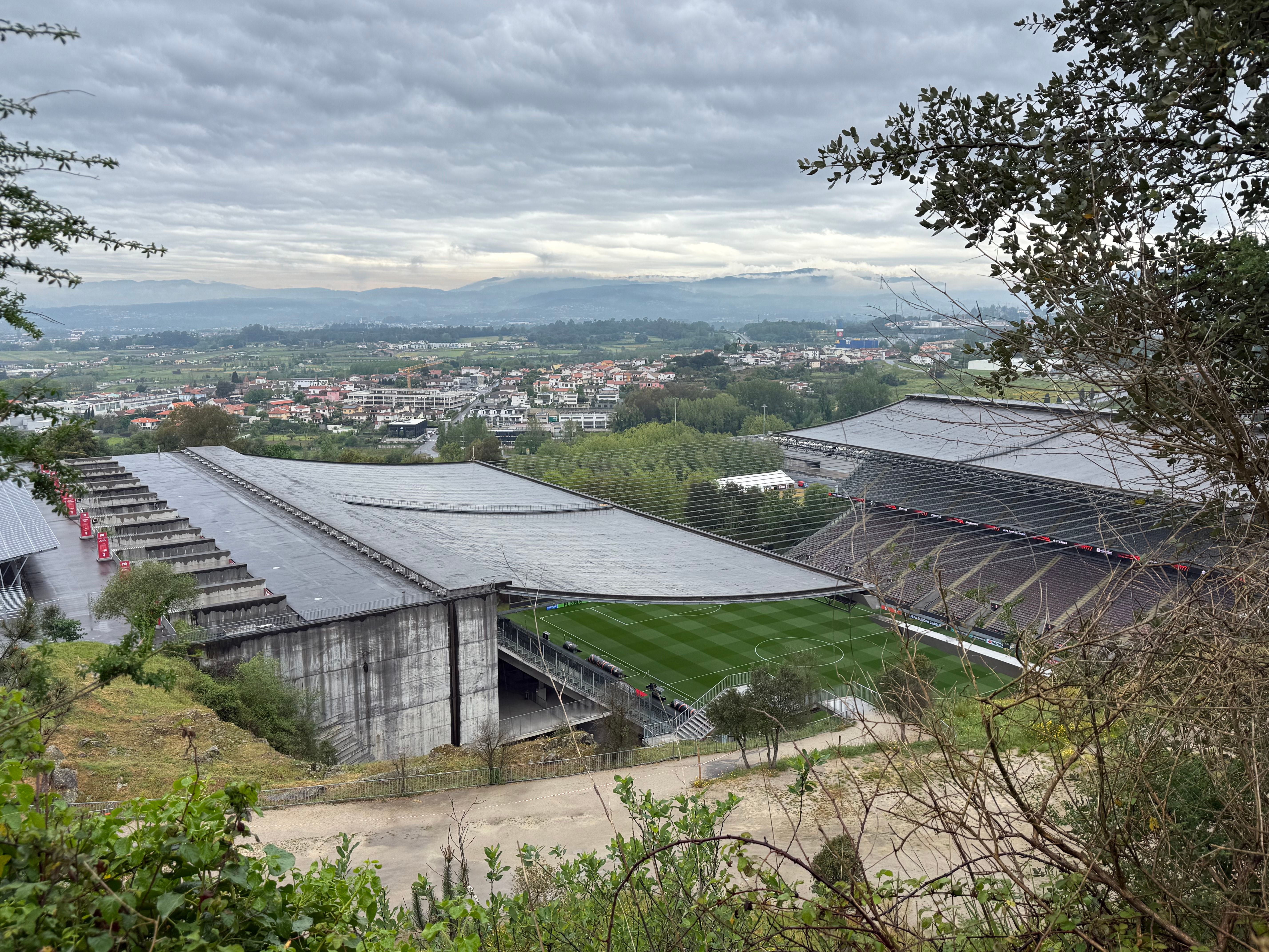 ¿Ver al Betis en unos cuartos de final de la Europa League desde una montaña? Este es el singular estadio del Sporting de Braga