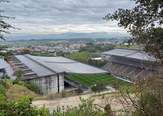 ¿Ver al Betis en unos cuartos de final de la Europa League desde una montaña? Este es el singular estadio del Sporting de Braga