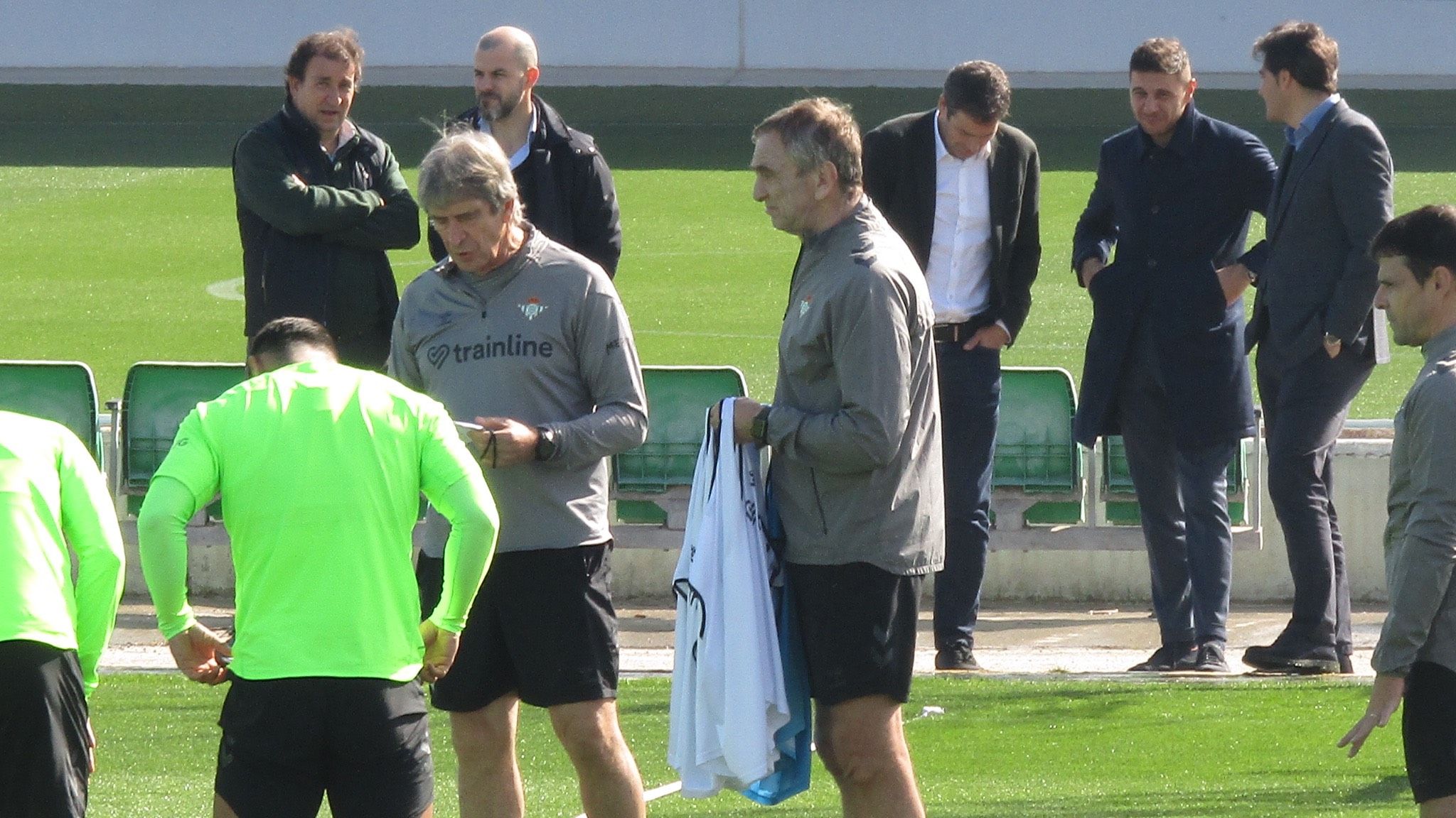 La directiva del Betis visita a su tropa antes de la batalla del derbi