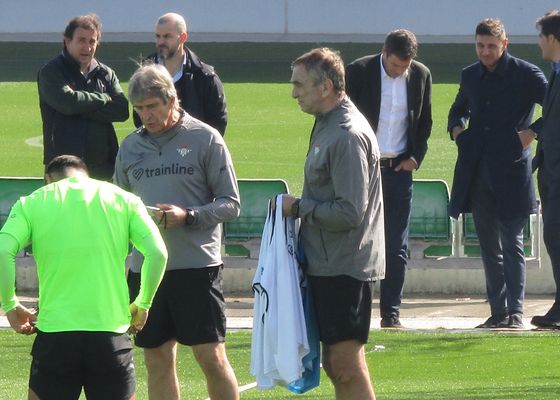 La directiva del Betis visita a su tropa antes de la batalla del derbi
