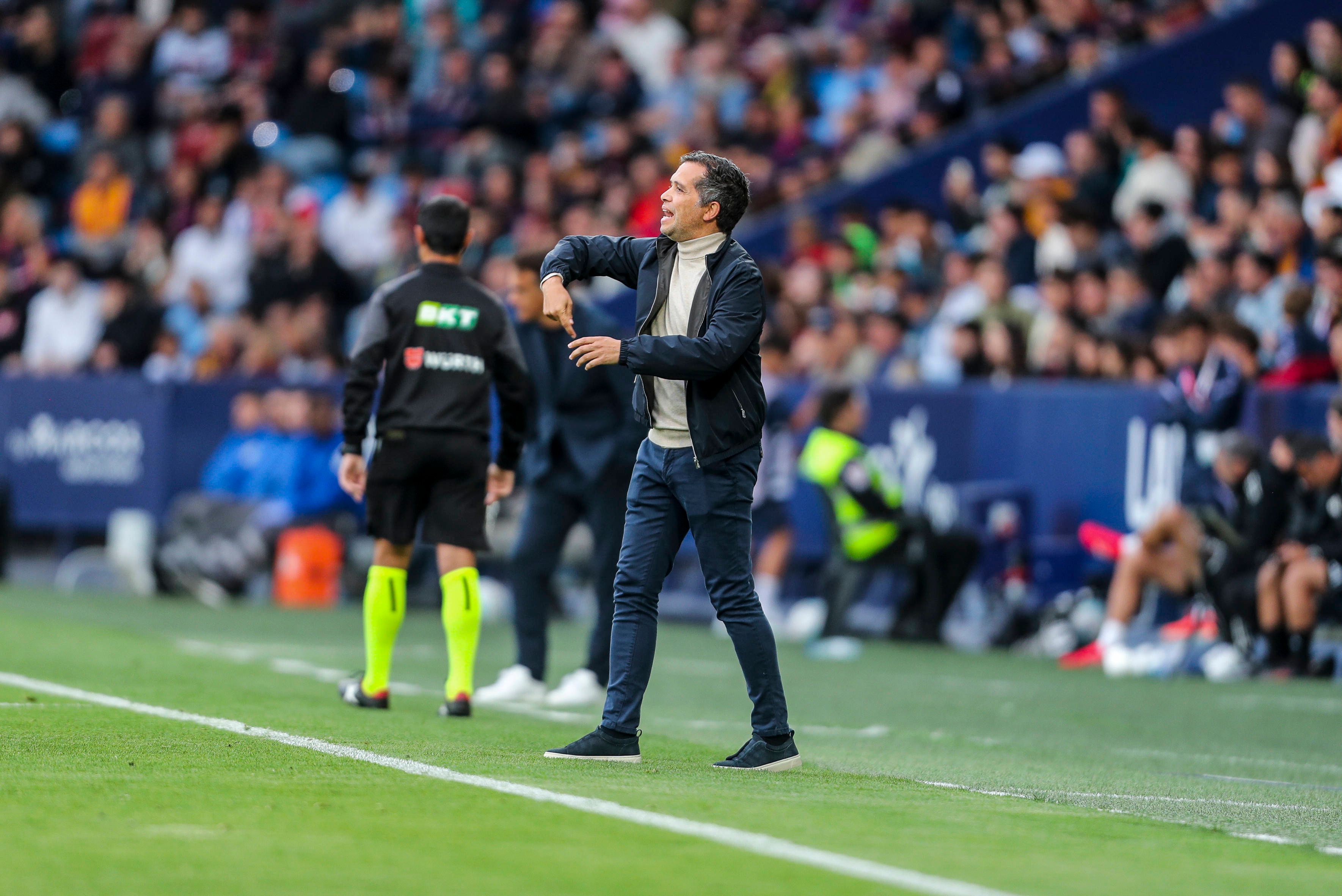 Luís Castro avisa a pesar de la victoria frente al Sevilla: "Lo importante es estar fuera cuando acabe la competición"