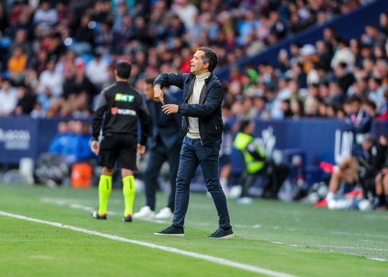 Luís Castro avisa a pesar de la victoria frente al Sevilla: "Lo importante es estar fuera cuando acabe la competición"