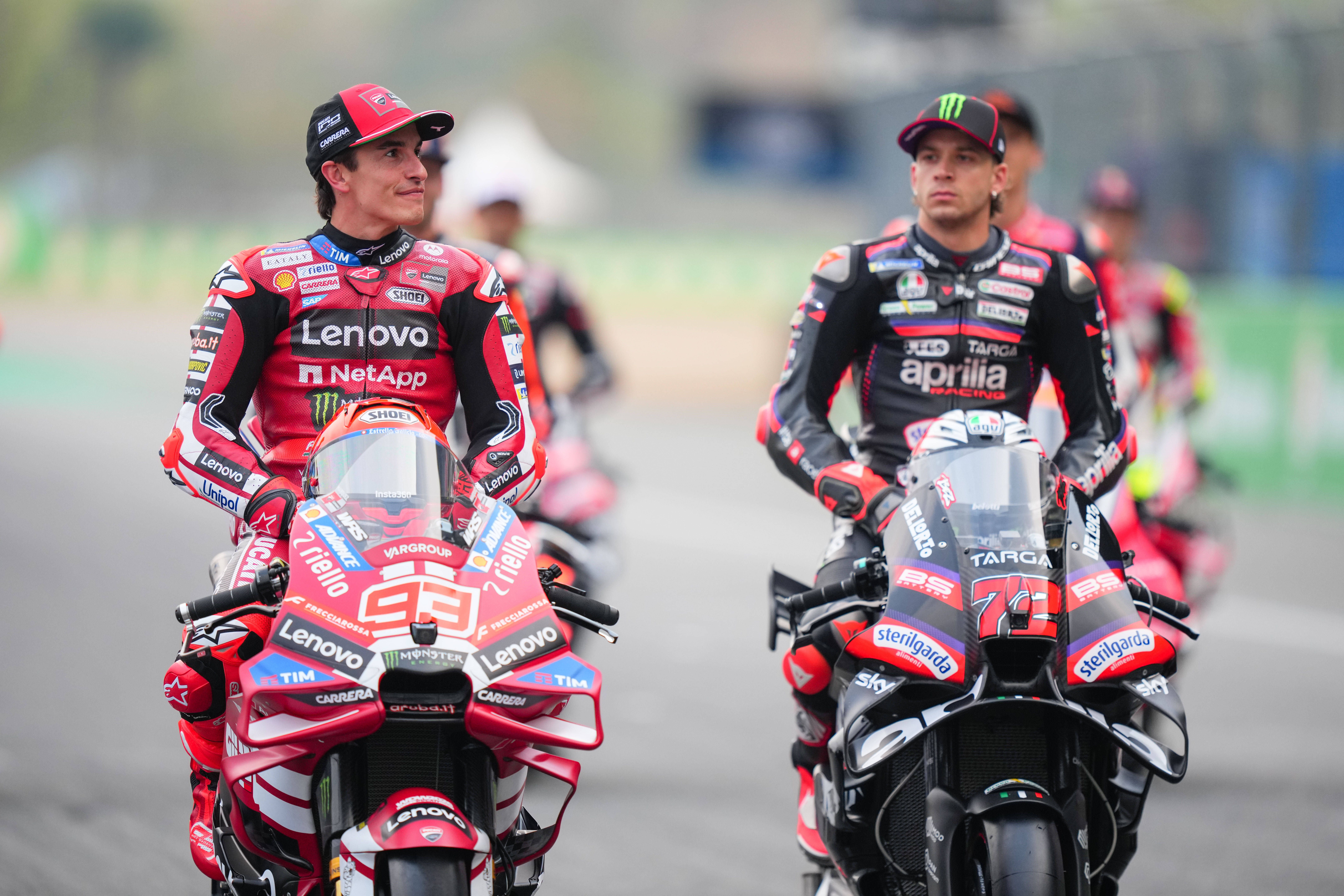Bezzecchi pasa por delante de Marc Márquez en la practice de Buriram