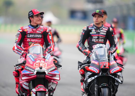 Bezzecchi pasa por delante de Marc Márquez en la practice de Buriram