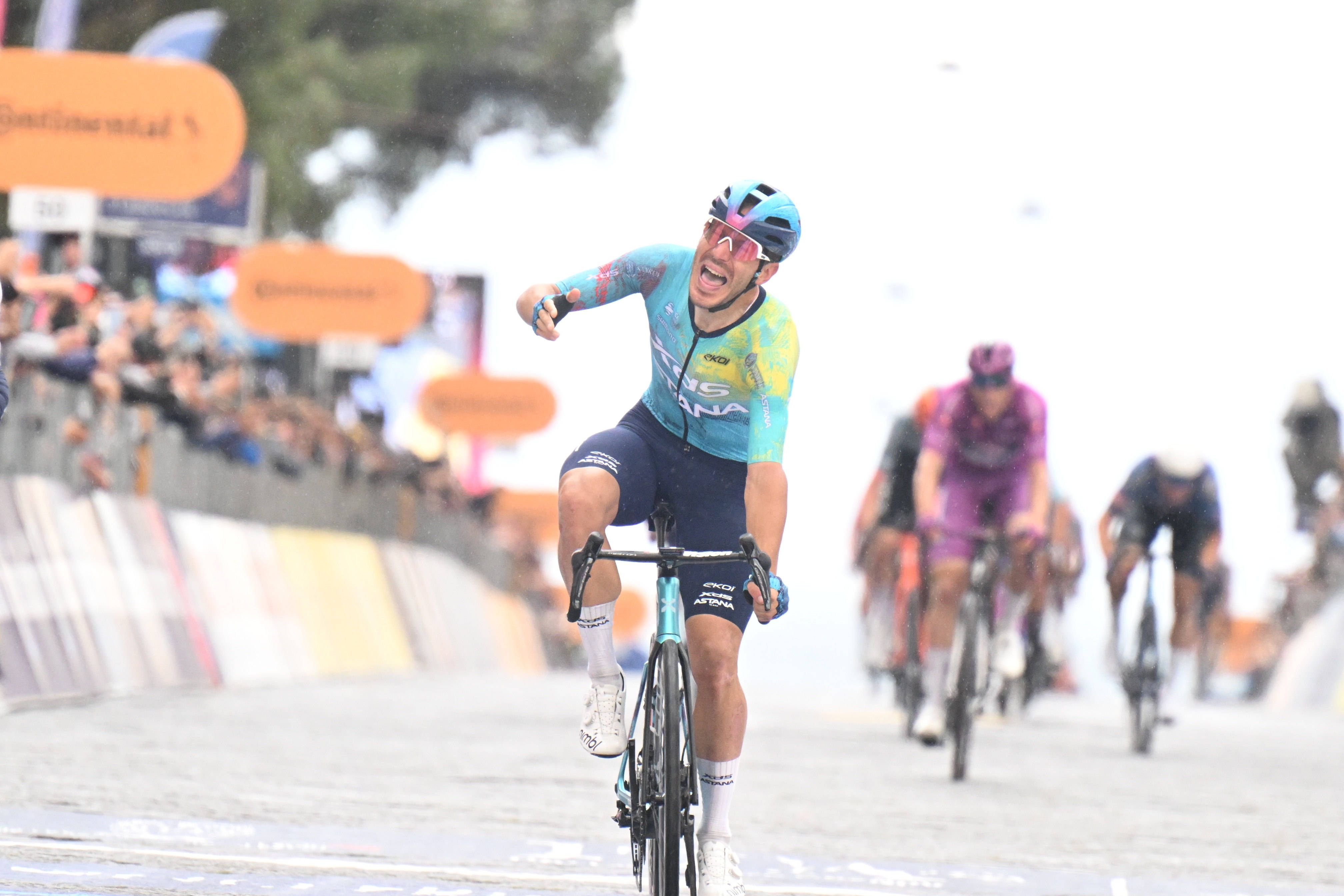 Una caída arrastra a todos los favoritos y Ballerini da una alegría a Italia en el Giro 2026