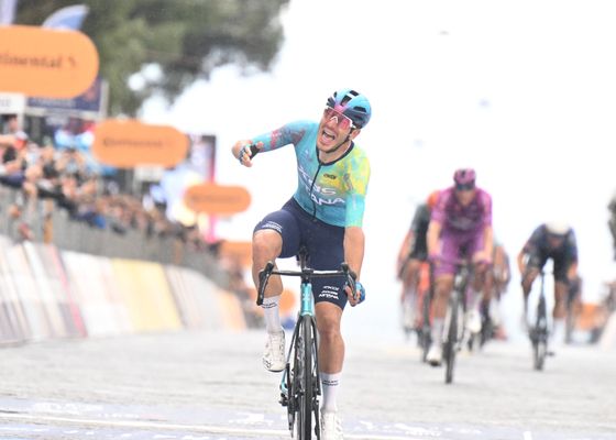 Una caída arrastra a todos los favoritos y Ballerini da una alegría a Italia en el Giro 2026
