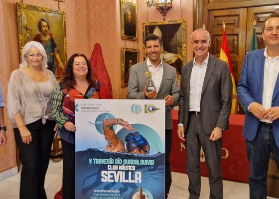 El Ayuntamiento de Sevilla apoya la V Travesía Río Guadalquivir