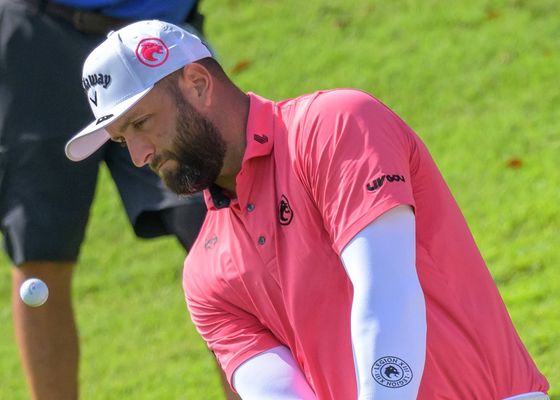 Jon Rahm se cae a última hora y DeChambeau aprovecha la oportunidad